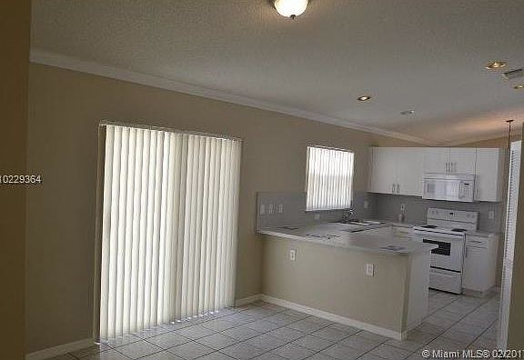 4th image of 318 SW 195th Ave