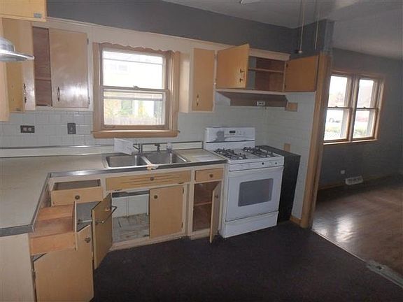 3rd image of 9512 S Massasoit Ave