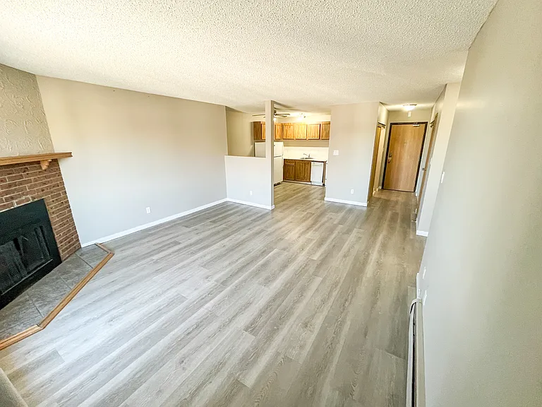 906 Duchess St — Photo 10