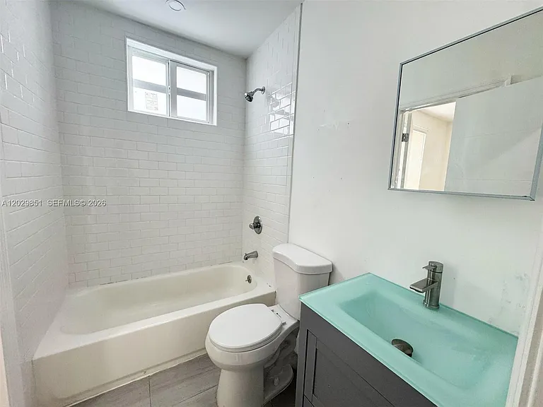321 SW 9th Ave #4 — Photo 7