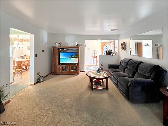 3rd image of 211 Marquette Ave