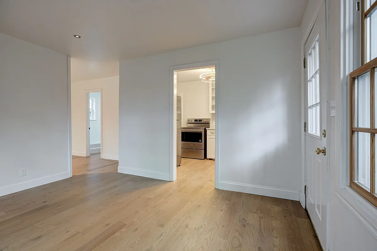 Building Photo - 760 1/2 Jenkins Ave #1