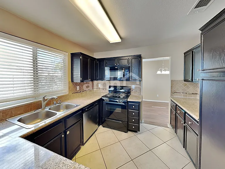7400 Fencerow St — Photo 3