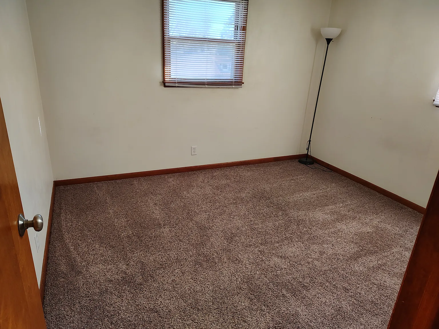 2 bed, 850 sqft, $750 — Photo 2