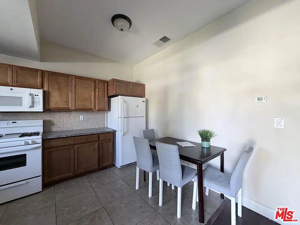 4 bed, 4.0 bath, 1200 sqft, $4,600 — Photo 2