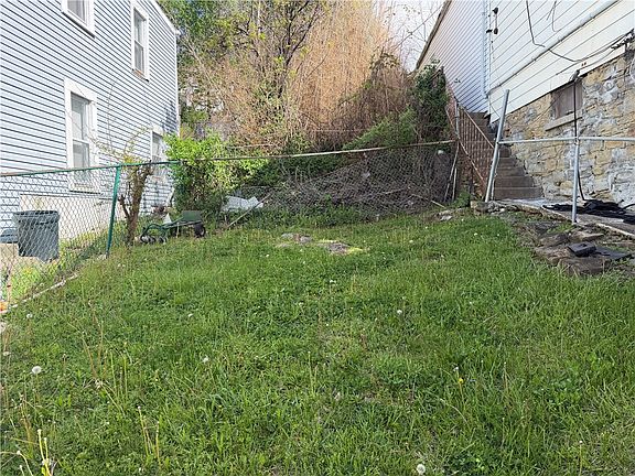 4th image of 2415 Spring St