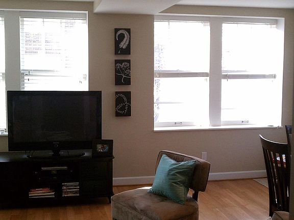 3rd image of 5350 Pershing Ave APT 1B