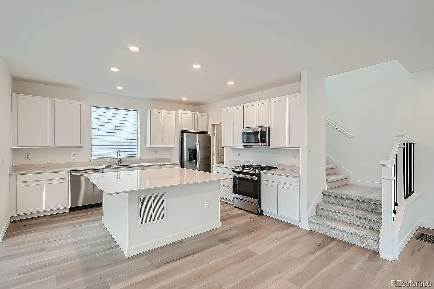 4 bed, 3.5 bath, 2356 sqft, $4,250 — Photo 4