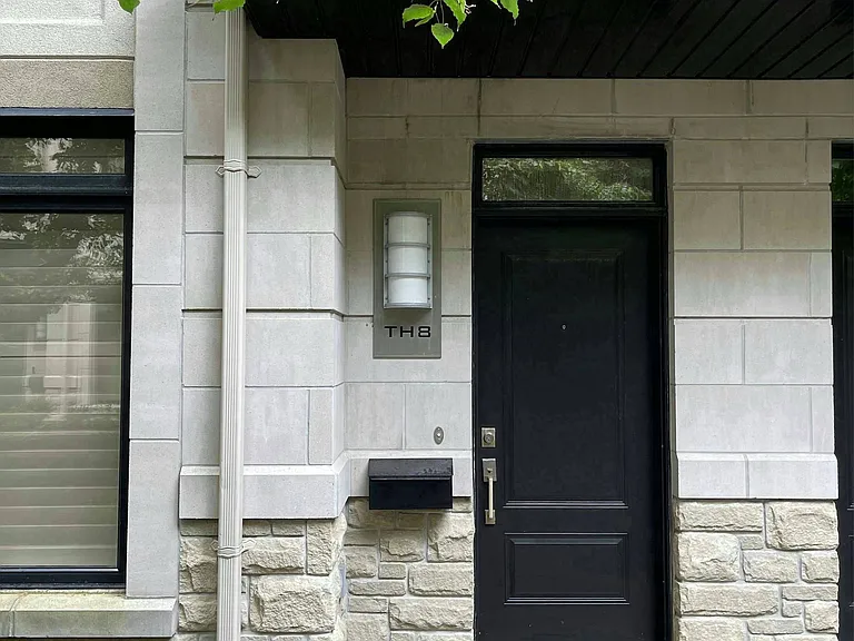 5 Oakburn Cres #Townhouse 8 — Photo 2