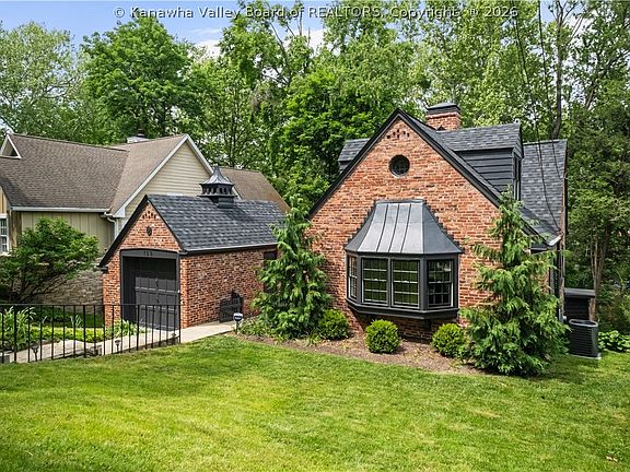4th image of 728 Myrtle Rd