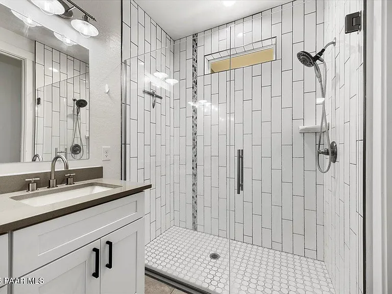 1643 Stratford Pl — Photo 19