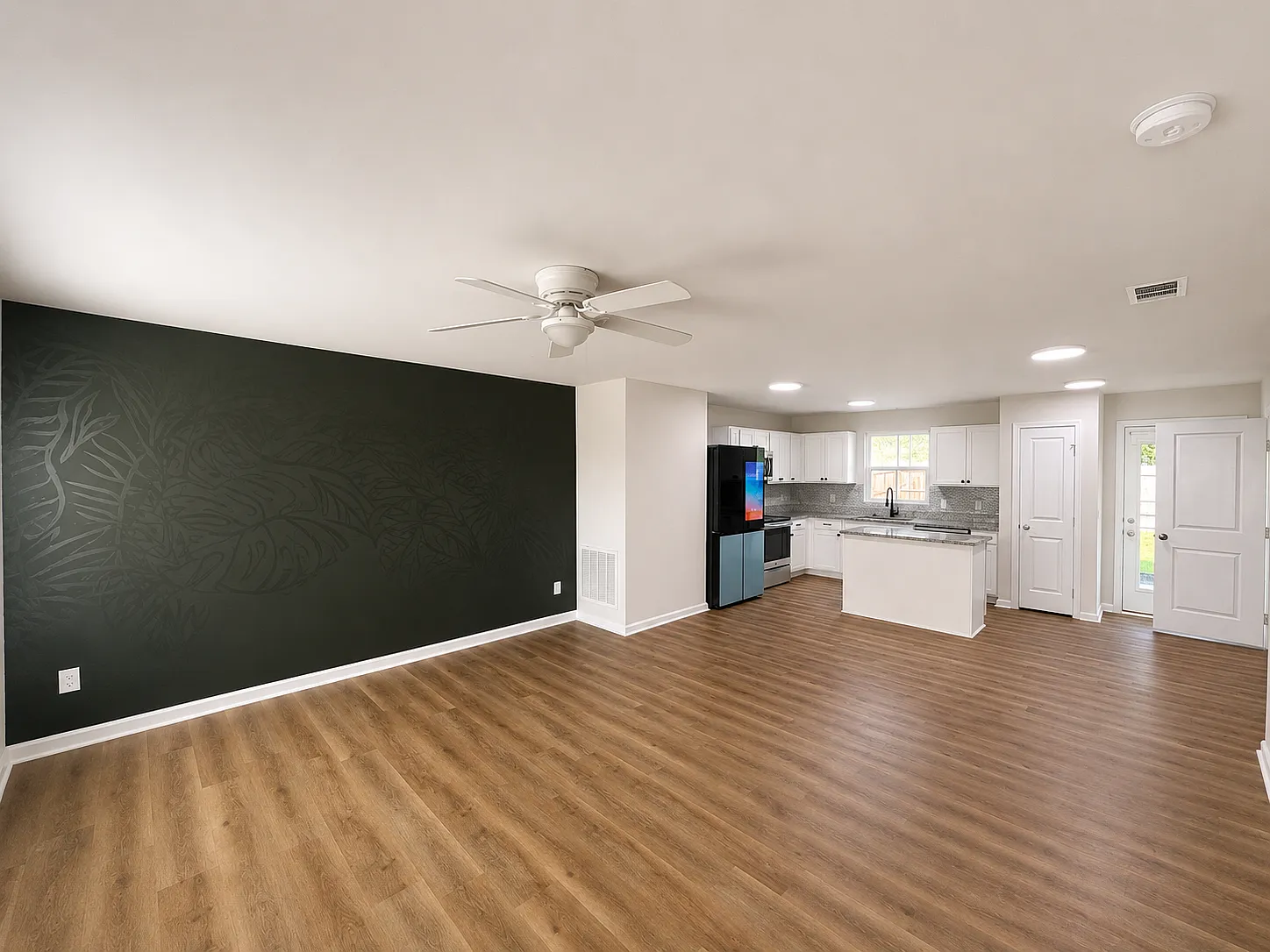 3 bed, 2.5 bath, 1460 sqft, $2,045 — Photo 2