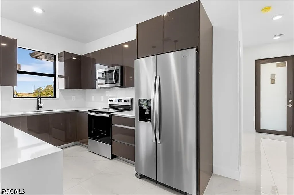 3 bed, 2.0 bath, 1324 sqft, $2,000 — Photo 4