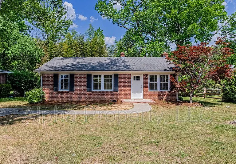 7 Pembroke Ln — Photo 1