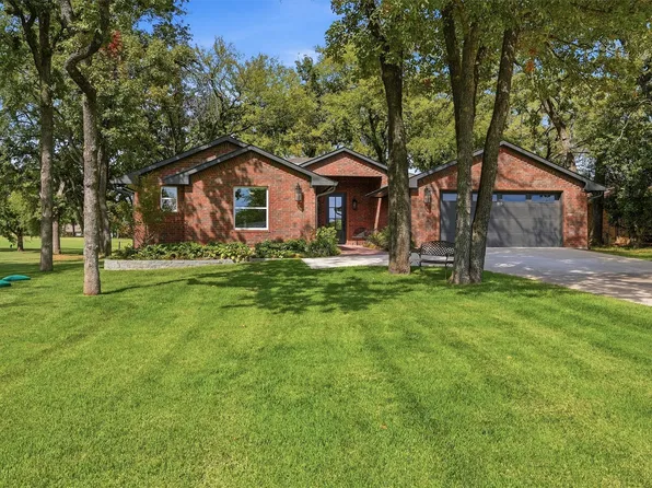 215 Modoc Trl, Lake Kiowa, TX 76240