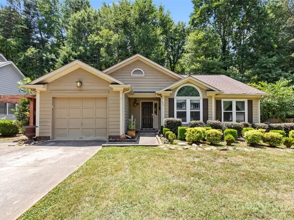 8701 Hornwood Ct, Charlotte, NC 28215