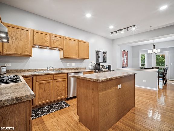 5th image of 2156 Yale Cir