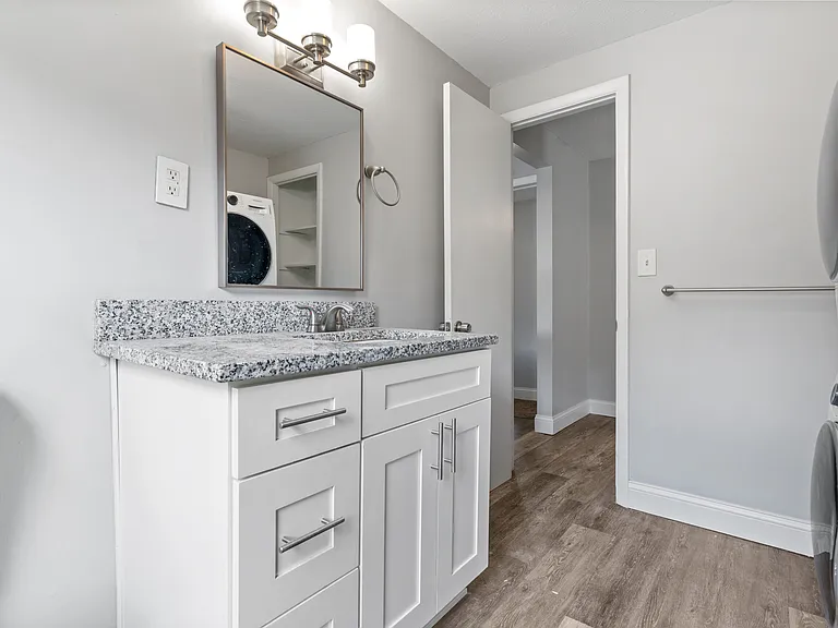 1544 W 29th St #3 — Photo 13