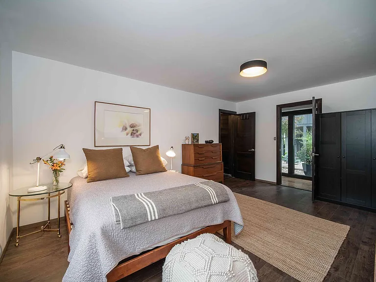 2nd large bedroom with queen bed