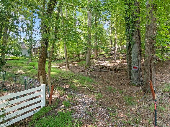 5th image of 812 Willow Oak Dr