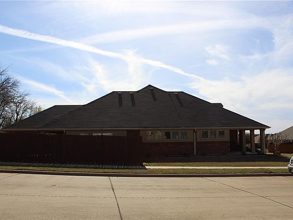 4th image of 1110 Thicket Dr