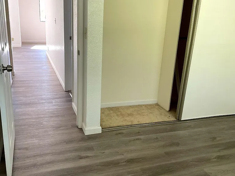 900 Cambridge Dr — Photo 5