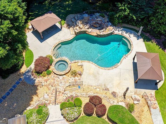 4th image of 1390 Hillside Dr