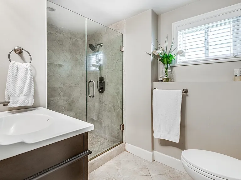 885 Fairfield Rd — Photo 16
