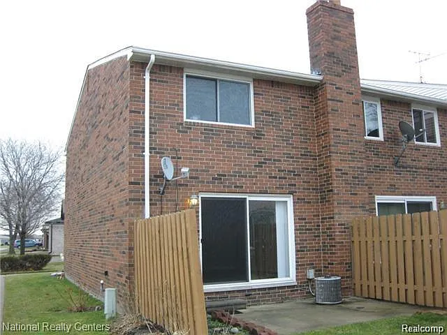 3 bed, 1.5 bath, 1250 sqft, $1,600 — Photo 2