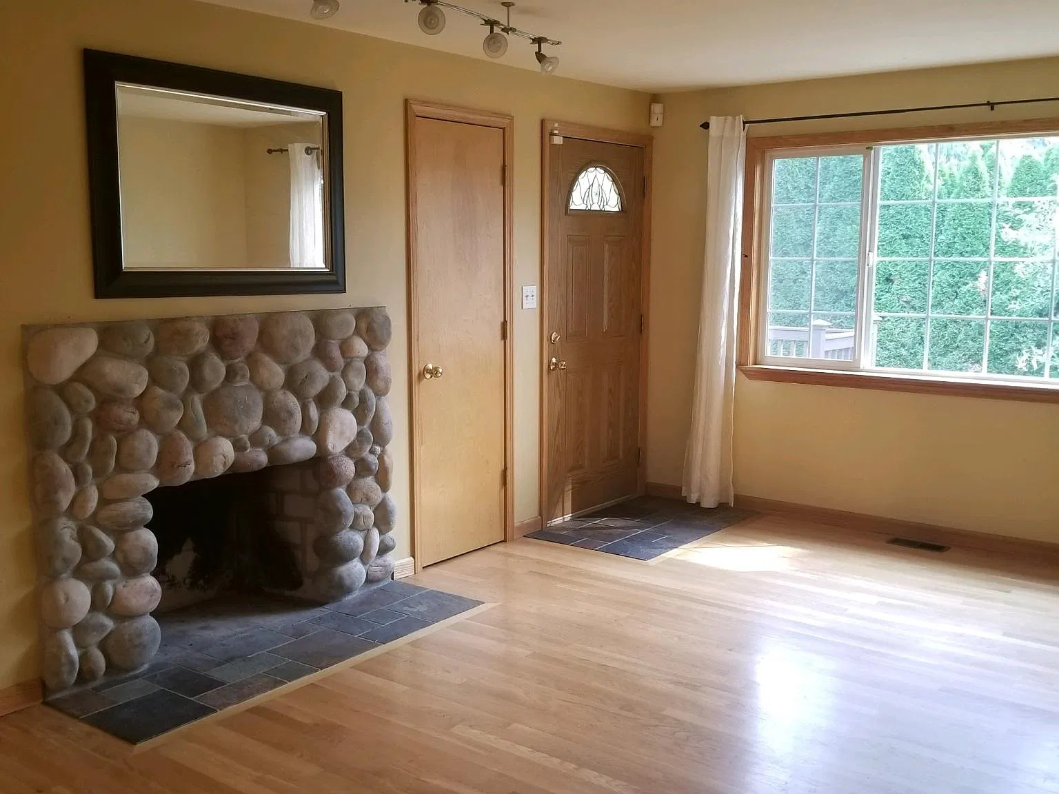 4 bed, 1885 sqft, $3,500 — Photo 2