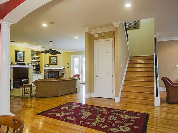 4th image of 2823 Fountain Blvd