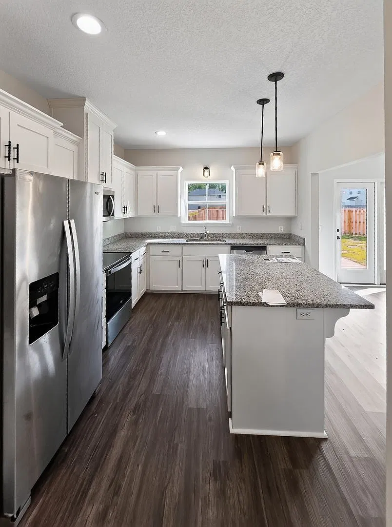 Spacious 4-bedroom/2.5 bathroom home in Griffin Park! — Photo 4