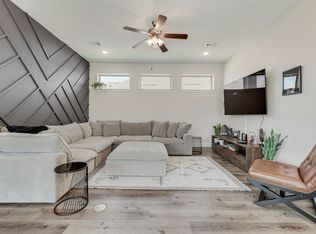 912 Lamp Post Ln, Roanoke, TX 76226