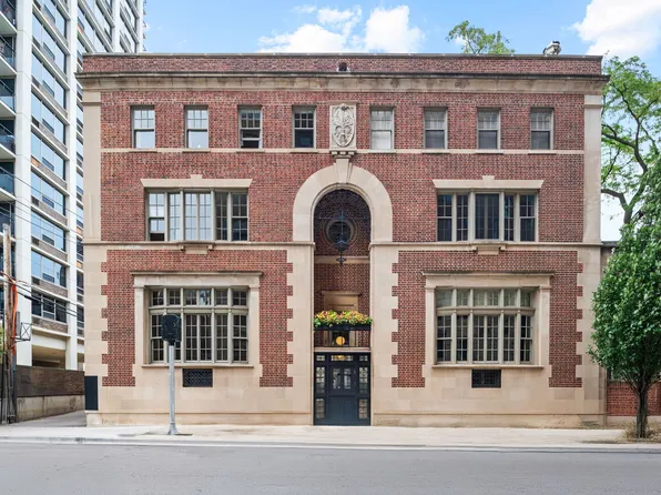 50 W Schiller St #2G, Chicago, IL 60610