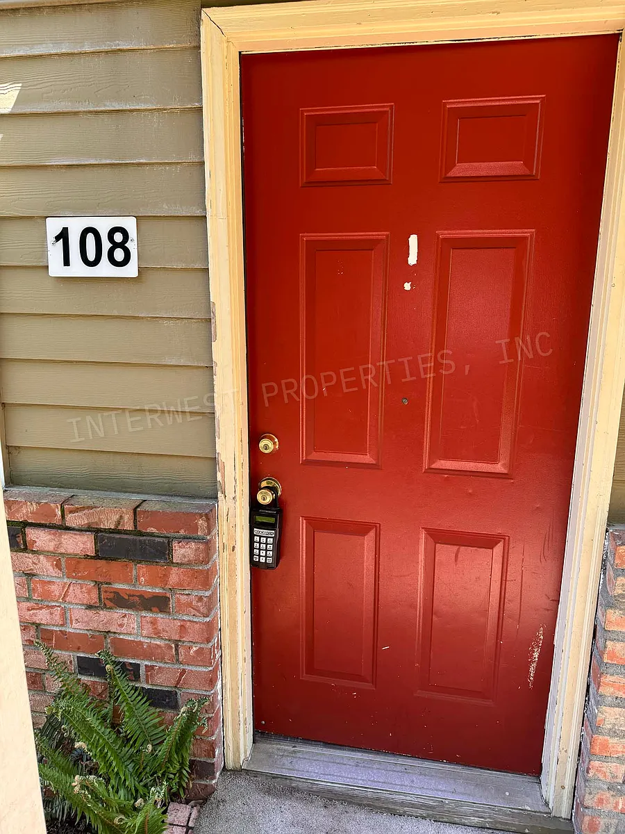 Building Photo - 16705 NE Halsey St #103