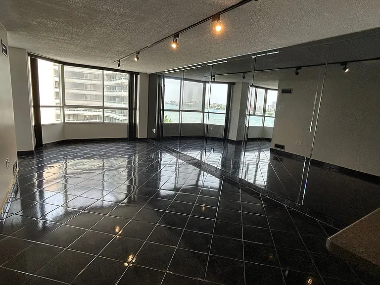 75 Riverside Dr E — Photo 2