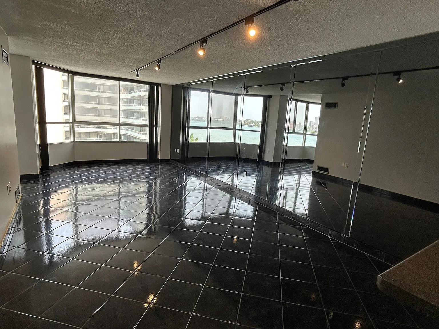 75 Riverside Dr E #846488 photo 1
