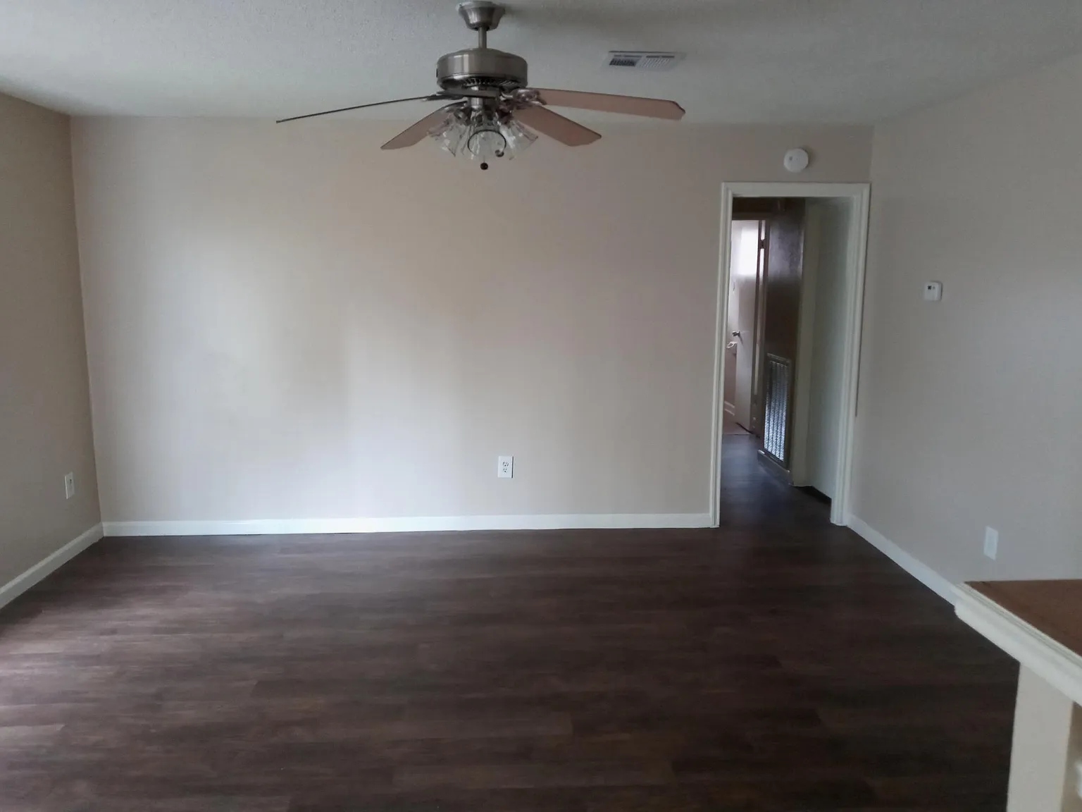3 bed, 1.5 bath, 1048 sqft, $1,600 — Photo 4