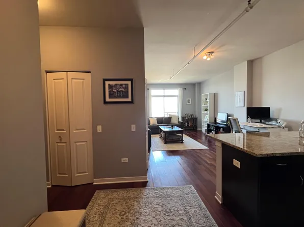 511 W Division St APT 603, Chicago, IL 60610