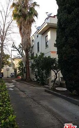 2nd image of 525 1/2 N Kenmore Ave