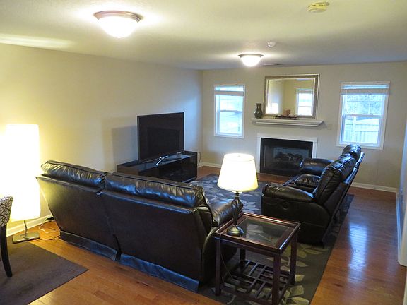 3rd image of 816 Lightfoot Way