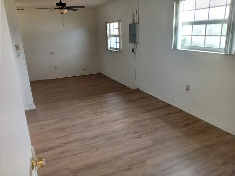 Huge Master Bedroom with 2 walk-in closets