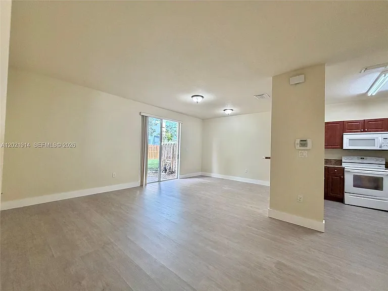 2885 SE 1st Dr #1 — Photo 1