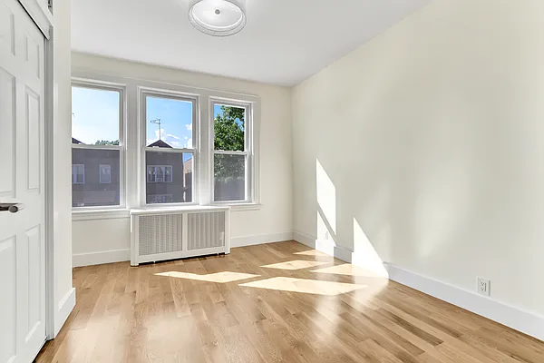 Rented by Halvatzis Realty | media 15