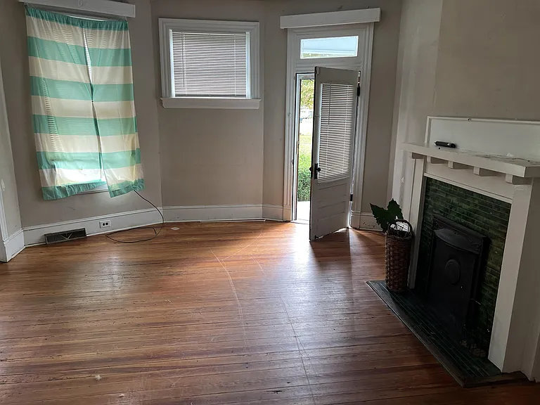 212 E Capitola Ave — Photo 3