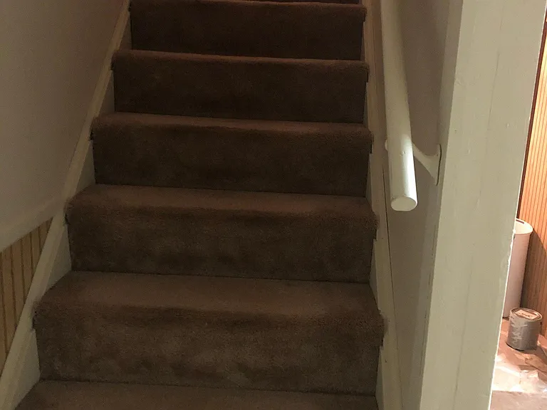 Stairs from lower level to main level