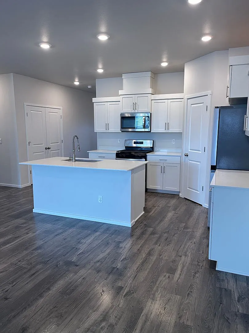 4 bed, 2.0 bath, 1896 sqft, $2,600 — Photo 4