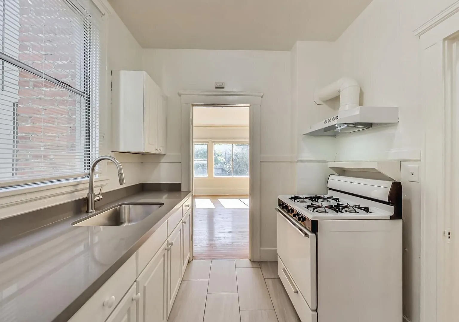 Your New Home is Waiting! Beautiful Studio! Lease Today! — Photo 4