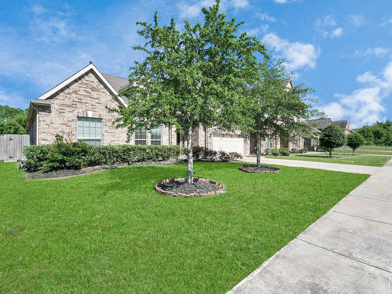 3 bed, 2.5 bath, 2922 sqft, $3,279 — Photo 3