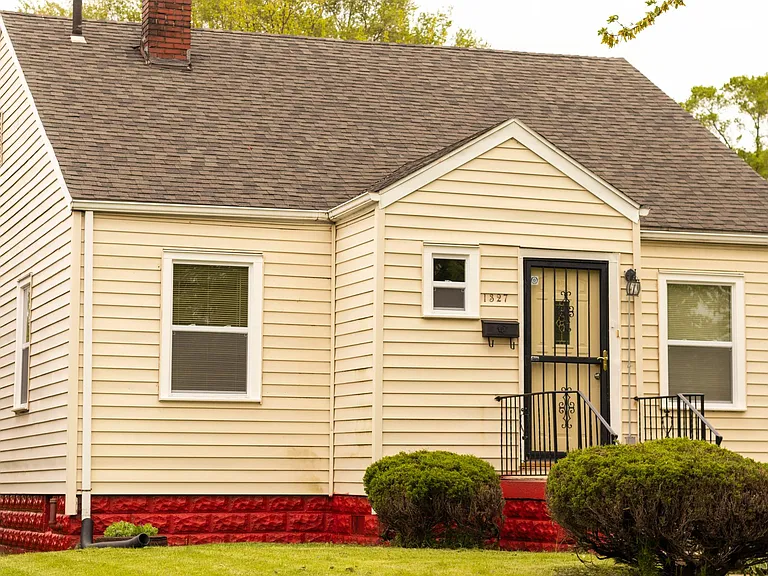1327 Lincoln St — Photo 3